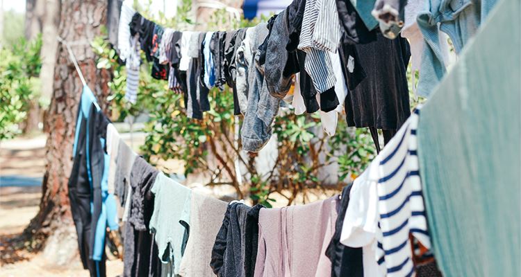 Kläder som hänger och torkar på ett klädstreck